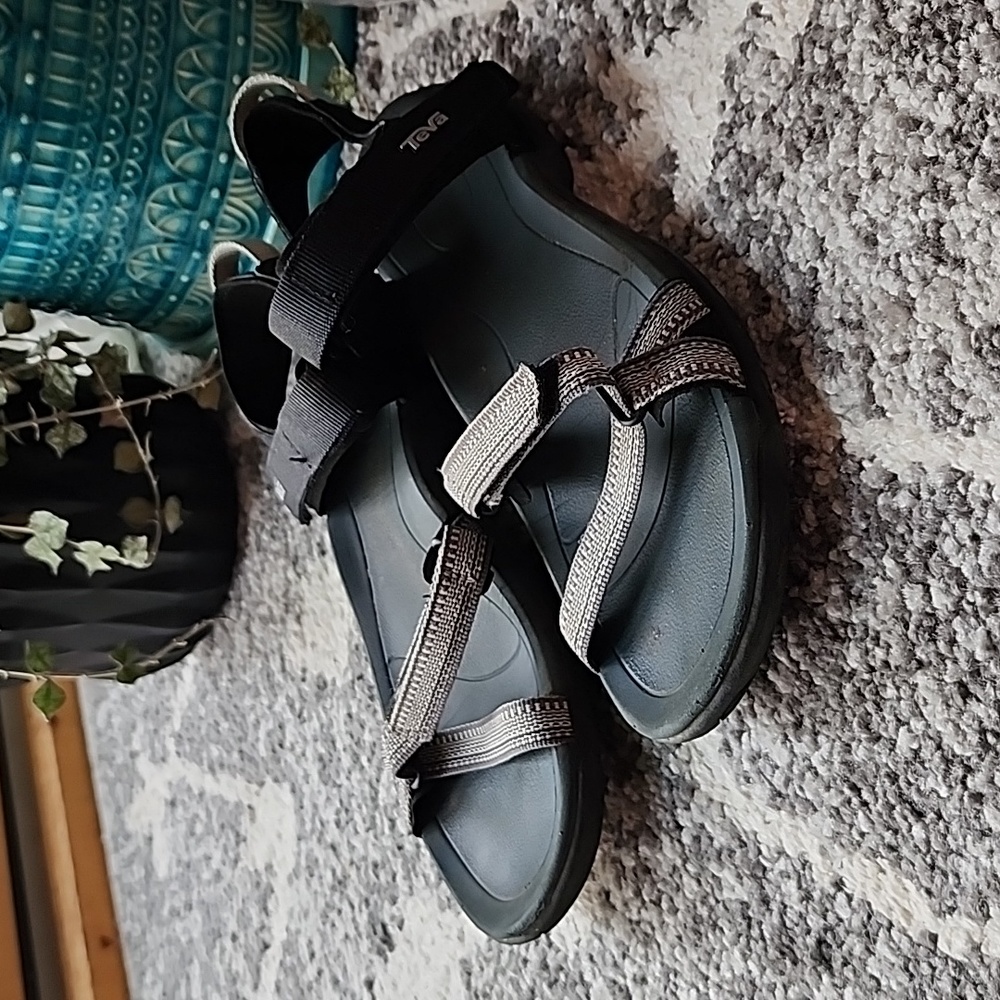 Teva's classic sandals women's size 6